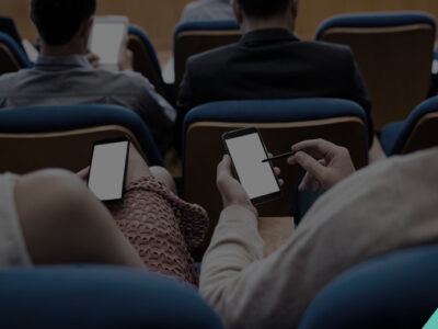 Eventos corporativos com participantes interagindo