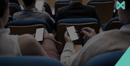Eventos corporativos com participantes interagindo